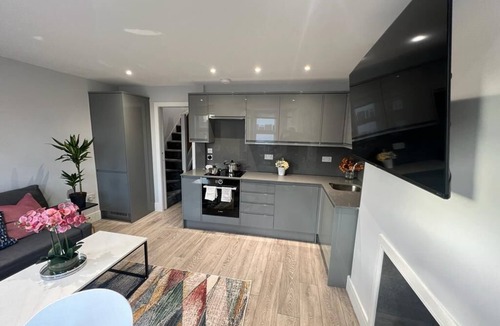 North Finchley Apartment | North Finchley N12 - Delightful 3Bedroom/2Bathroom Pet-Friendly Flat with Aircon and WiFi