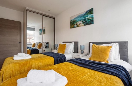 West Finchley Apartment | North Finchley Modern 2-BR Flat with Workspace and WiFi