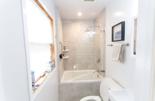 Aquebogue House | North Fork, Aquebogue. Walking distance to vineyards. Short drive to beaches