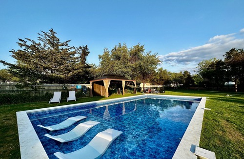 Mattituck House | “North Fork Winter Escape – Cozy Farmhouse by the Vineyards”