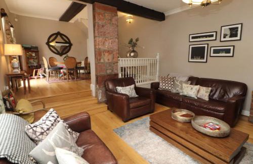 Annan House | North Lodge