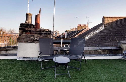 East Finchley House | North London Fabulous Loft Apartment + Roof Terrace 5 mins Underground station