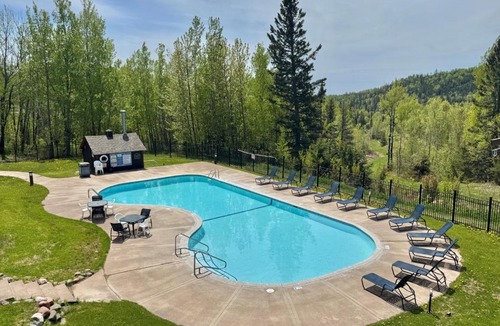 Lutsen House | North Shore ski-in/ski-out loft with hot tub