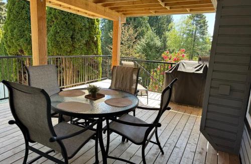District of North Vancouver Apartment | North Van Mountain Retreat