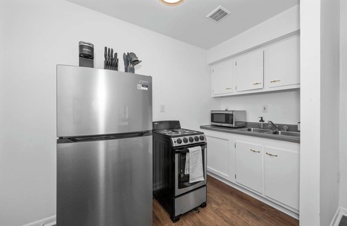 Northside Apartment | Northside Suites 1 – Can’t Beat Couple’s Retreat!