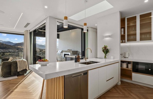 Kelvin Heights House | Northview Residence is a modern & sophisticated home nestled in the exclusive Kelvin Heights.
