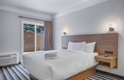 Canmore Hotel | Northwinds | Double Queen + Deluxe King Adjoining Room