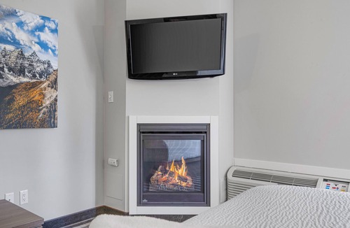 Canmore Hotel | Northwinds | Double Queen + Deluxe King Adjoining Room