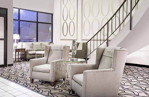 La Crosse House | Norwood Inn & Suites La Crosse - Deluxe 1 Kind