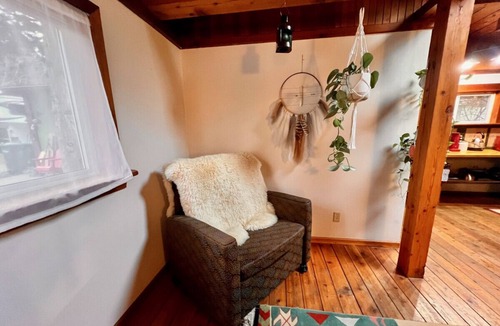 Squamish Cabin | Nostalgic Downtown Boatbuilder's Cabin - Licensed