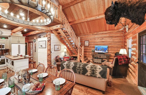 McCall Cabin | Nostalgic pet-friendly cabin, pellet stove