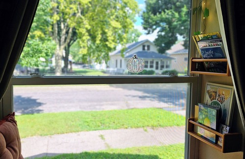 La Crosse House | Nostalgic Retro Cottage, Blocks Away from Mississippi River. Full Fenced in Yard