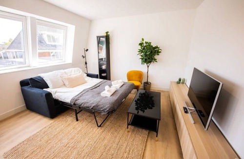 De Bilt Apartment | Notable 1 Bed Serviced Apartment 53m2 -ESS38N-