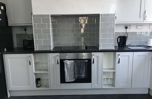 Newark upon Trent House | Nottingham Spacious Modern Home with Netflix & massive garden