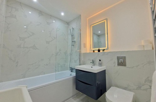 Chadwell Heath Apartment | Nova Nest Modern 2BR Apartment, Romford London RM33