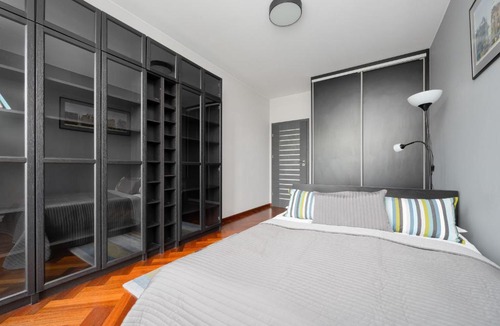 Goclaw Apartment | Nowoczesny Apartament z Parkingiem na Pradze Południe w Warszawie by Noclegi Renters