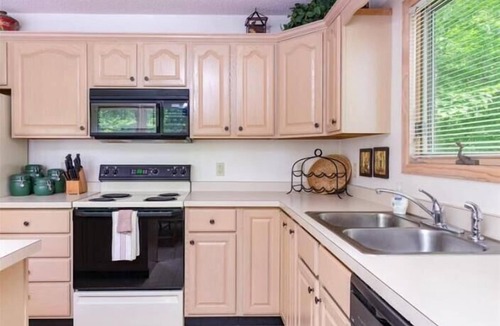 Davis House | NP17-Romantic Getaway! Close to towns! Hot tub!