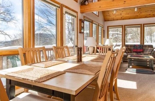 Davis House | NP75-Views! Close to towns! Hot tub!