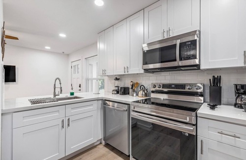 Neartown Apartment | Nr Midtown Museums Montrose Apt | Desk WiFi Games