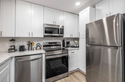 Neartown Apartment | Nr Midtown Museums Montrose Apt | Desk WiFi Games