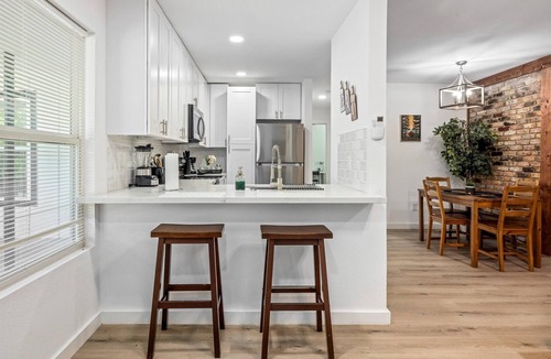 Neartown Apartment | Nr Midtown Museums Montrose Apt | Desk WiFi Games