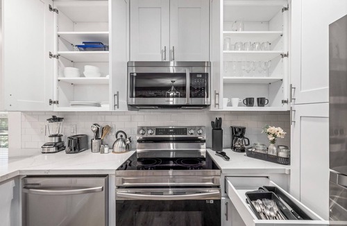 Neartown Apartment | Nr Midtown Museums Montrose Apt | Desk WiFi Games