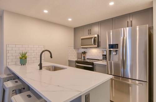 Keith Condo | nStylish & Comfy Mountain Escape ~ King Bed ~ PS5! 1 Hr from Banff National Park