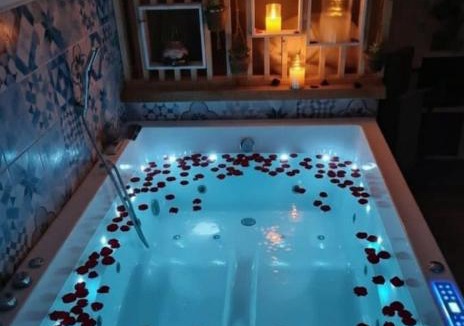 Pont-de-Veyle Apartment | Nuit Romantique, Spa, Champagne, Cinéma, Flipper - Escapade Veyloise