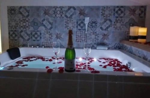 Pont-de-Veyle Apartment | Nuit Romantique, Spa, Champagne, Cinéma, Flipper - Escapade Veyloise