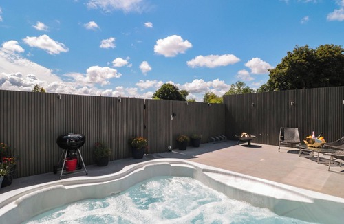 Bishop Sutton House | NUMBER 7, pet friendly, with hot tub in Bishop Sutton