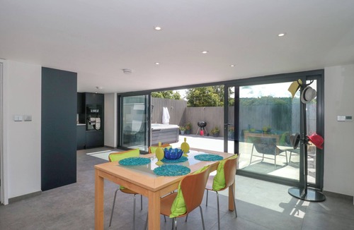 Bishop Sutton House | NUMBER 7, pet friendly, with hot tub in Bishop Sutton