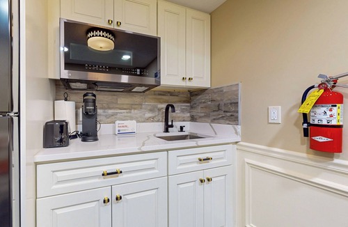Holyoke Apartment | Nurse-ready Studio Retreat! 2 Mi to Dtwn Holyoke
