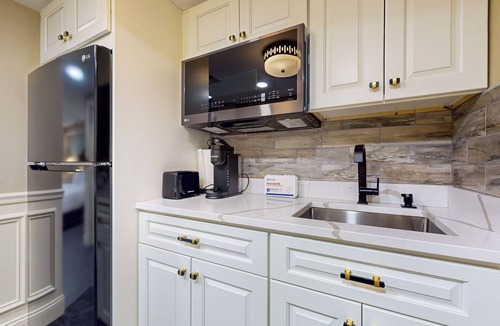 Holyoke Apartment | Nurse-ready Studio Retreat! 2 Mi to Dtwn Holyoke