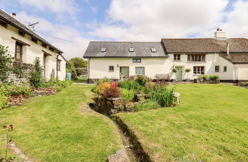 Okehampton Cottage | NUTHATCH COTTAGE, pet friendly, with a garden in Okehampton