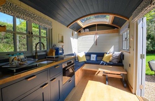 Raymonds Hill Cabin | Nutkins, luxury shepherd hut, own hot tub, en-suite, meadow, close to Lyme Regis