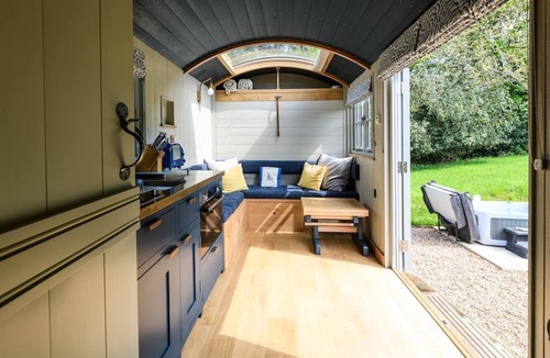 Raymonds Hill Cabin | Nutkins, luxury shepherd hut, own hot tub, en-suite, meadow, close to Lyme Regis