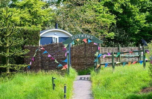 Raymonds Hill Cabin | Nutkins, luxury shepherd hut, own hot tub, en-suite, meadow, close to Lyme Regis