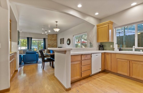 River West House | NW Lexington | River West | pet (dog) friendly hot tub