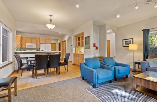 River West House | NW Lexington | River West | pet (dog) friendly hot tub