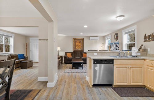 River West House | NW Union | River West, Blocks to Downtown, Hot Tub pet (dog) friendly