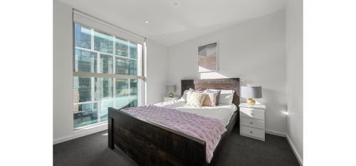 Docklands Apartment | NYE Chic Waterfront 2BR Luxe With Pool, Gym, Parking