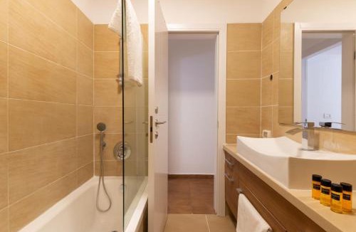 Rishon LeTsiyon House | O&O Group -Beachside Villa w Private Jacuzzi