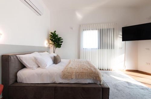 Rishon LeTsiyon House | O&O Group -Beachside Villa w Private Jacuzzi