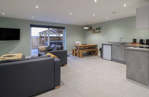 Chorlton-by-Backford Cottage | OAK BARN, family friendly, country holiday cottage in Saughall