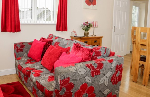 Pen-y-sarn Cottage | OAK COTTAGE, family friendly, with a garden in Penysarn