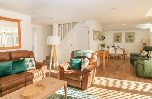 Hollow Meadows House | Oak Cottage