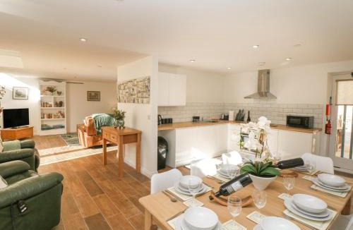 Hollow Meadows House | Oak Cottage