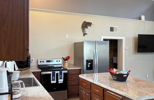 Oak Harbor House | Oak Harbor, OH. Perfect for anglers, birdwatchers and traveler. 4.9m Magee Marsh