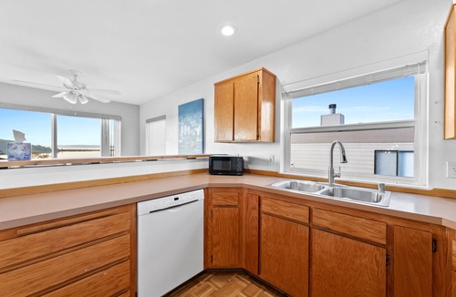 Oak Harbor Condo | Oak Harbor View : Relaxing Setting. Base rate 2 ppl