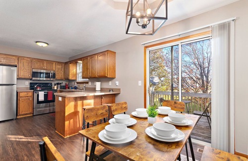 Raymore House | Oak Haven: 3 King Beds + 1 Queen Bed Fast Wi-Fi + FREE Parking - Sleeps 8 People